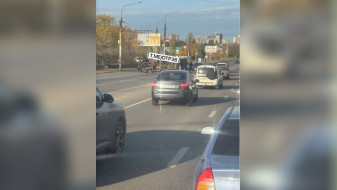 Движение у Вогрэсовского моста в Воронеже парализовал перевернувшийся грузовик