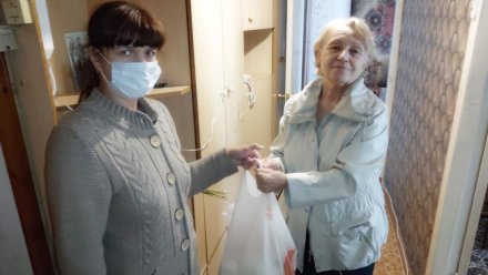Волонтёры «Россети Центр Воронежэнерго» поздравили пенсионеров с Днём пожилых людей