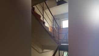 Жители многоэтажки в воронежском райцентре сняли на видео водопад в подъезде