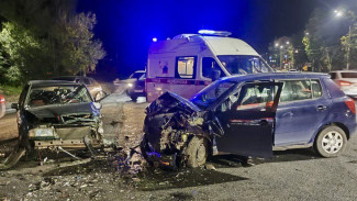 Дети 6 и 7 лет пострадали в столкновении легковушек в Воронеже