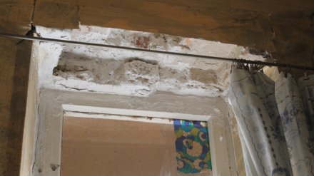 В квартире дома под Воронежем стена обрушилась на кровать