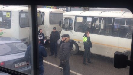 В Воронеже на остановке произошло ДТП с 3 маршрутками