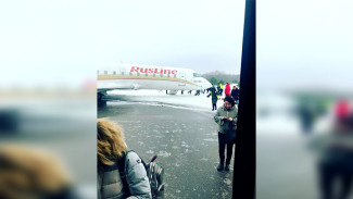 Пассажиры: в Воронеже самолёт при взлёте выкатился «в чистое поле»