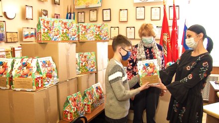 Дети погибших военных получили новогодние подарки от воронежского сенатора