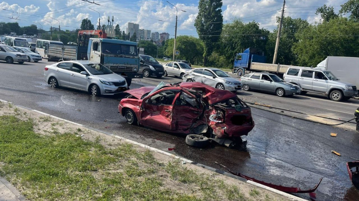 В Воронеже произошло жёсткое ДТП с 8 автомобилями | 14.06.2022 | Воронеж -  БезФормата