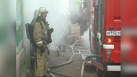 В Нововоронеже 15 спасателей потушили охваченный огнём балкон