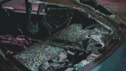 Попавшего в ДТП воронежского автомобилиста доставали из машины спасатели
