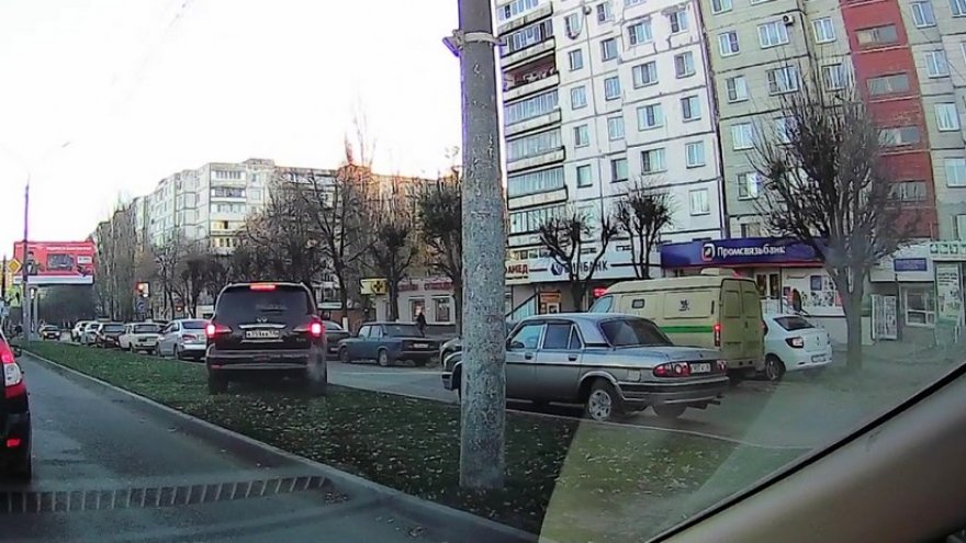 В Воронеже оштрафовали водителя люксового внедорожника, объехавшего пробку по газону