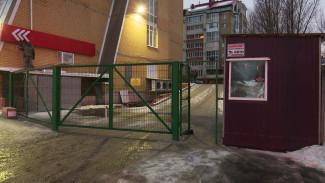 В Воронеже жильцы элитной многоэтажки добились права заезжать в собственный двор