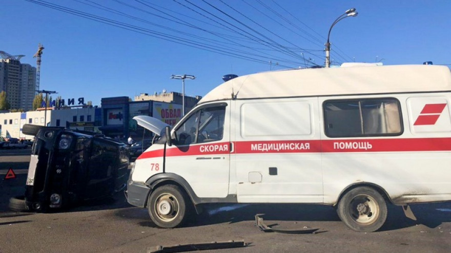 В Воронеже женщина на иномарке врезалась в перевозившую пациента «скорую помощь»