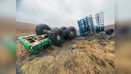 В поле в Воронежской области перевернулся трактор: пострадал водитель