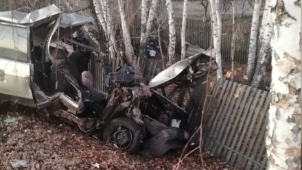 В Воронежской области пьяный автомобилист въехал в забор: погибла 25-летняя пассажирка