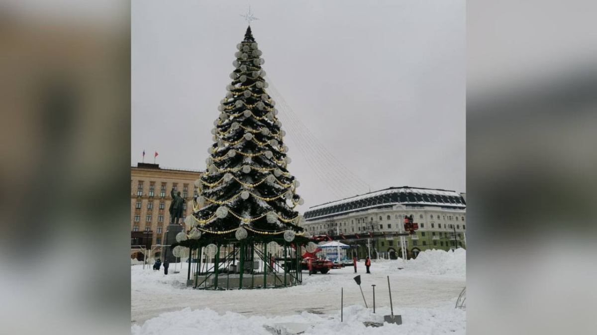 Иллюминация городской елки, светящиеся шары, верхушка и игрушки