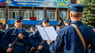 Более 1,4 тыс. курсантов Военно-воздушной академии приняли присягу в Воронеже 