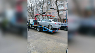 В Воронеже начали эвакуировать машины с закрытыми номерами