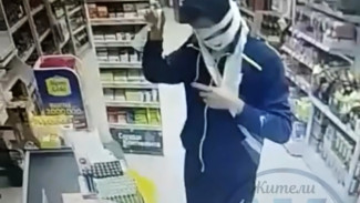 В Воронеже уставший от замечаний покупатель обмотался рулонными масками и попал под камеру