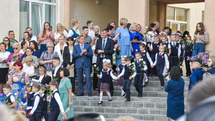 Воронежские депутаты команды ДСК поздравили школы округа с Днем знаний 