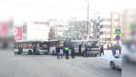 Воронежцы показали «хет-трик» с маршрутками на популярной остановке