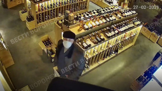 Появилось видео похищения вина за полмиллиона рублей из воронежской винотеки 
