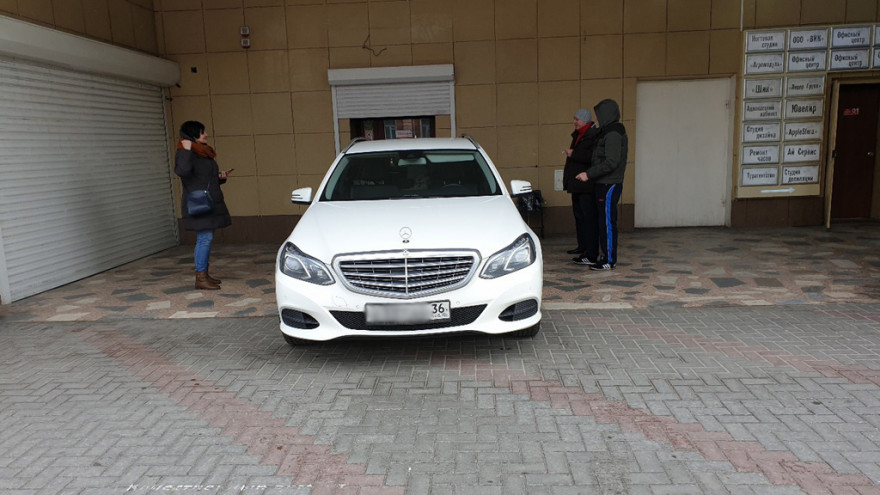 Водителя Mercedes оштрафовали за езду по тротуару в центре Воронежа