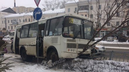 В аварии с «ПАЗом» и внедорожником в центре Воронежа пострадала женщина