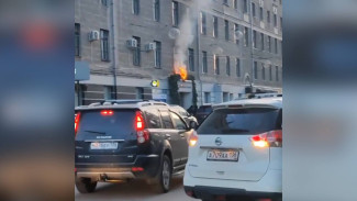 На магазине в центре Воронежа вспыхнули декорации