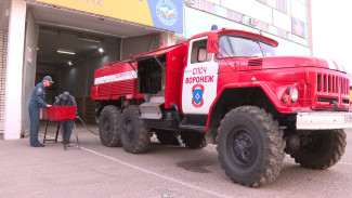 Самую возрастную машину воронежских спасателей проводят на пенсию