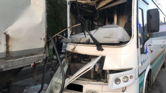 Десять пассажиров маршрутки пострадали после ДТП с припаркованной фурой в Воронеже