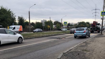 В Воронеже на проезжей части провалился асфальт