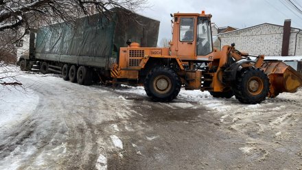 В Воронеже из дорожной ловушки вытащили фуру луганского дальнобойщика