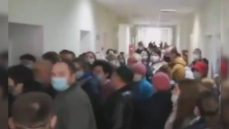 Воронежцы с коронавирусом устроили давку в поликлинике: появилось видео