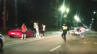 Красный Porsche попал в ДТП с такси в Воронеже