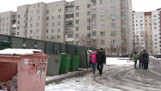 Воронежцы рассорились с УК из-за неустановленного забора вокруг мусорки 