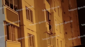 В Воронеже мужчина с ребёнком на руках попытался спуститься со второго этажа по решёткам