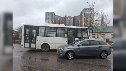 В Воронеже автобус №43 спровоцировал ДТП с пострадавшим