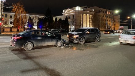 Водитель Volvo устроил массовое ДТП в Воронеже: пострадали 2 человека