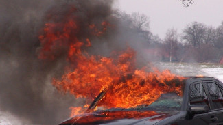 В сгоревшей иномарке на воронежской трассе погиб водитель