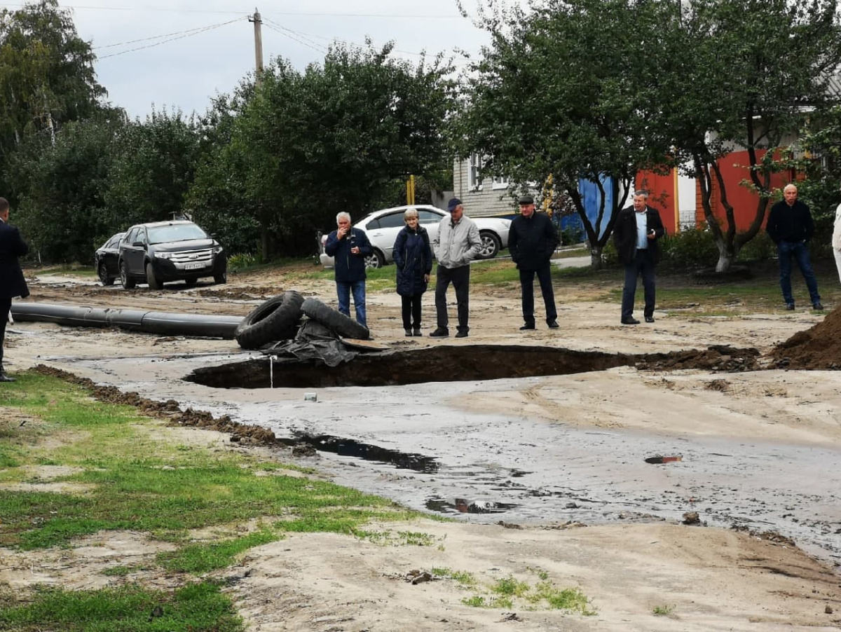 Появилось видео с места новой коммунальной аварии в Россоши – Новости  Воронежа и Воронежской области – Вести Воронеж