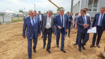 Новую школу со стадионом начали готовить к открытию в Аннинском районе