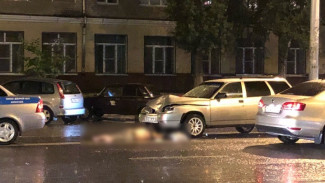 В Воронеже перебегавший дорогу пешеход попал под две машины