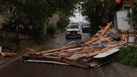 В Воронеже штормовой ветер сорвал крышу с дома