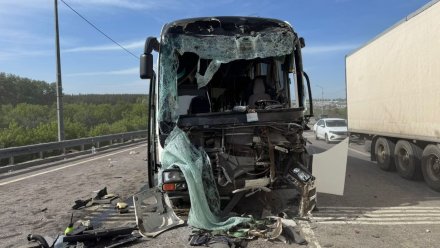 14 человек пострадали в столкновении двух фур и пассажирского автобуса в Воронежской области
