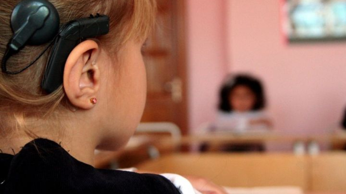 Невероятный слух. Дети с нарушением слуха.. Слабослышащие люди. Школьники с нарушением слуха. Глухие и слабослышащие дети.