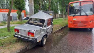 В Воронеже пожилой водитель попал в больницу после ДТП с маршруткой 