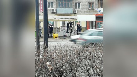 В Воронеже починили рухнувшую на женщину остановку