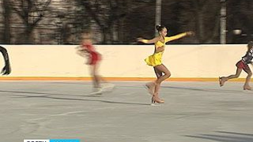 На площади Ленина официально открыт каток