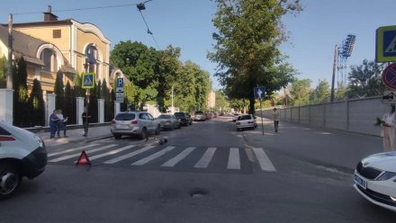 В центре Воронежа автомобилистка сбила двух подростков на электросамокате