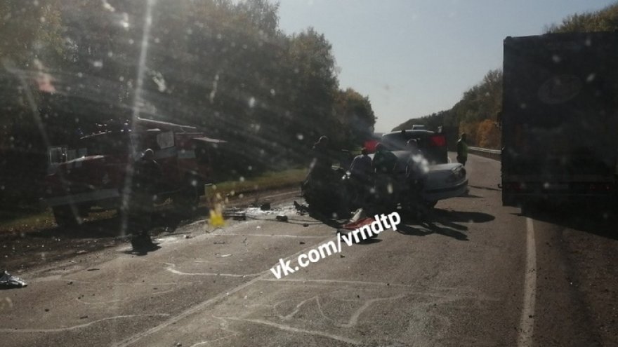 Под Воронежем водитель «Волги» насмерть разбился, влетев в фуру на «встречке»