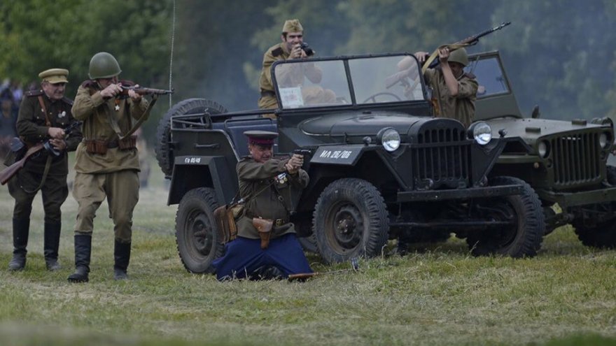 На фестивале под Воронежем реконструкторы покажут военную технику и свою силу