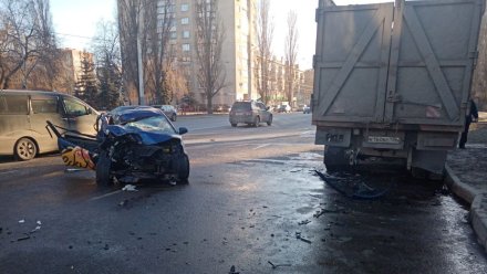 Два человека пострадали в жёстком ДТП с машиной «Яндекс.Еды» в Воронеже